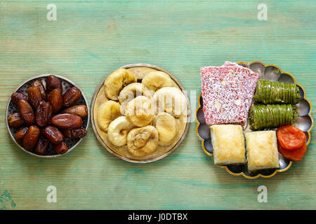 Östlichen Süßigkeiten (Baklava, Rahat Loachum) und getrocknete Früchte auf einem silbernen Tablett Stockfoto