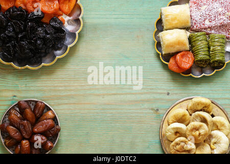 Östlichen Süßigkeiten (Baklava, Rahat Loachum) und getrocknete Früchte auf einem silbernen Tablett Stockfoto