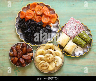 Östlichen Süßigkeiten (Baklava, Rahat Loachum) und getrocknete Früchte auf einem silbernen Tablett Stockfoto