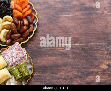 Östlichen Süßigkeiten (Baklava, Rahat Loachum) und getrocknete Früchte auf einem silbernen Tablett Stockfoto