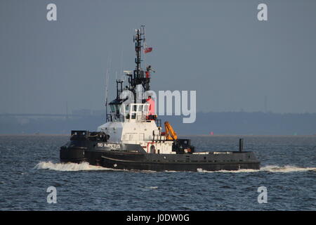 SD-Impuls, ein Impuls-Klasse Schlepper von Serco Marine Services, vorbei an Greenock bei der Ankunft für Übung Joint Warrior 17-1 betrieben. Stockfoto