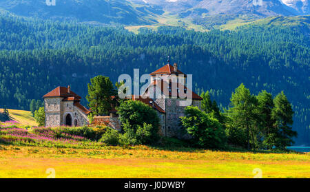 Erstaunliche sonniger Tag am Champferersee See in den Schweizer Alpen. Burg von Mist da Sass, Silvaplana Dorf, Schweiz, Europa. Stockfoto