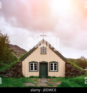 Traditionelle Rasen-Top-Kirche im Dorf Hof, Vatnajökull-Nationalpark, Island. Stockfoto