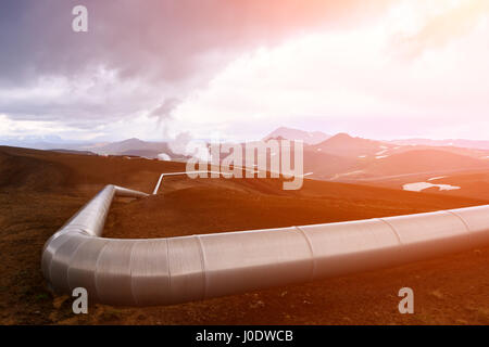 Island-Landschaft mit Rohren in Bergen. Geothermie in Betrieb. Stockfoto