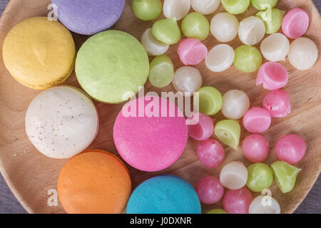 süße bunte Kuchen Macaron und Aalaw oder Alua Süßigkeiten in Platte auf Holztisch Stockfoto