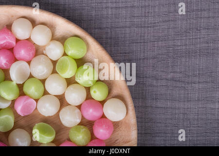 Aalaw oder Alua, Süßigkeiten Thai traditionelle Süßspeise in Platte auf Holztisch Hintergrund Stockfoto