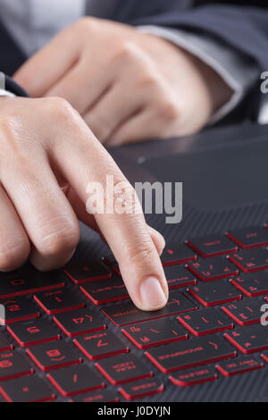 Finger drückt enter-Taste auf der Laptoptastatur Stockfoto