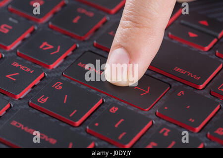 Finger drückt enter-Taste auf der Laptoptastatur Stockfoto