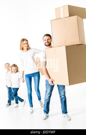 Junge Familienglück mit Kartons Umzug in neues Haus Stockfoto