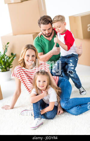 Junge glückliche Familie von vier bereit, ins neue Haus einziehen Stockfoto