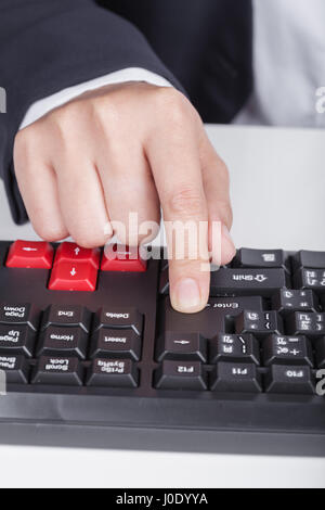 Finger drückt enter-Taste auf der Tastatur des Computers Stockfoto