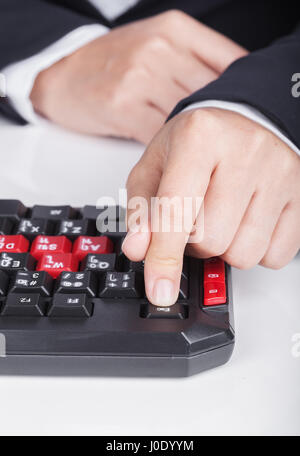 Finger drücken der ESC-Taste auf der Tastatur des Computers Stockfoto