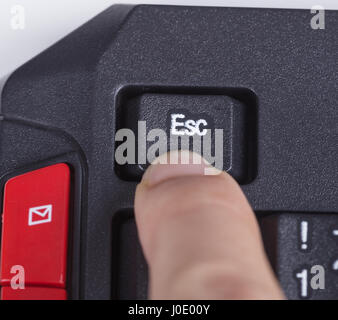 Finger drücken der ESC-Taste auf der Tastatur des Computers Stockfoto