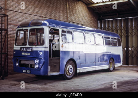 Schottland, UK - 1973: Vintage Bild des Busses.  1960 Leyland Tiger Cub PSUC1/2 von Midland Alexander (Registrierungsnummer WVA 809) betrieben. Stockfoto