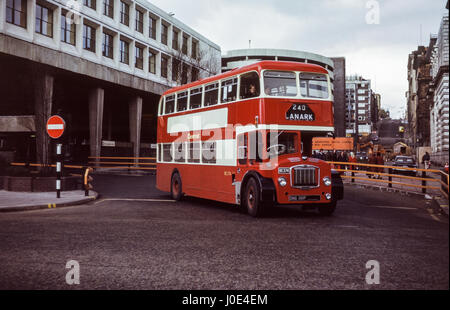 Schottland, UK - 1973: Vintage Bild der Bus im Zentrum von Glasgow.   Zentralen SMT ex östlichen Grafschaften Bristol Lodekka FLF6G/ECW BE374 (Registrierungsnummer ONG 361F) Stockfoto