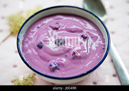 Heidelbeere schwarze Johannisbeere und Holunder-Joghurt Stockfoto