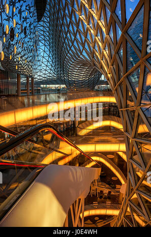 Zeilgalerie ist ein Einkaufszentrum in Frankfurt mit einigen erstaunlichen Architektur. Stockfoto