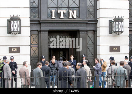 Dreharbeiten für "The Crown", in diesen Szenen, die ein Mitglied des Parlaments über das Gesicht außerhalb der ITN Studios, schlug ist ist der Täter, gespielt von George A Cooper, (die früher den Hausmeister in Grange Hill gespielt, und unternimmt einen Cameo-Auftritt in "The Crown") dann le Stockfoto