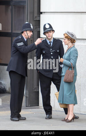 Dreharbeiten für "The Crown", in diesen Szenen, die ein Mitglied des Parlaments über das Gesicht außerhalb der ITN Studios, schlug ist ist der Täter, gespielt von George A Cooper, (die früher den Hausmeister in Grange Hill gespielt, und unternimmt einen Cameo-Auftritt in "The Crown") dann le Stockfoto