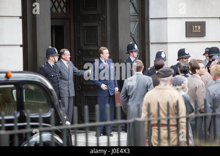 Dreharbeiten für "The Crown", in diesen Szenen, die ein Mitglied des Parlaments über das Gesicht außerhalb der ITN Studios, schlug ist ist der Täter, gespielt von George A Cooper, (die früher den Hausmeister in Grange Hill gespielt, und unternimmt einen Cameo-Auftritt in "The Crown") dann le Stockfoto