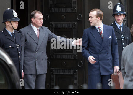 Dreharbeiten für "The Crown", in diesen Szenen, die ein Mitglied des Parlaments über das Gesicht außerhalb der ITN Studios, schlug ist ist der Täter, gespielt von George A Cooper, (die früher den Hausmeister in Grange Hill gespielt, und unternimmt einen Cameo-Auftritt in "The Crown") dann le Stockfoto