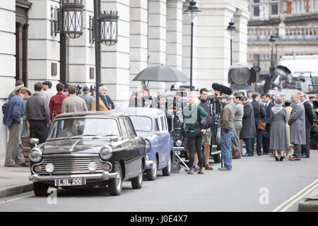 Dreharbeiten für "The Crown", in diesen Szenen, die ein Mitglied des Parlaments über das Gesicht außerhalb der ITN Studios, schlug ist ist der Täter, gespielt von George A Cooper, (die früher den Hausmeister in Grange Hill gespielt, und unternimmt einen Cameo-Auftritt in "The Crown") dann le Stockfoto