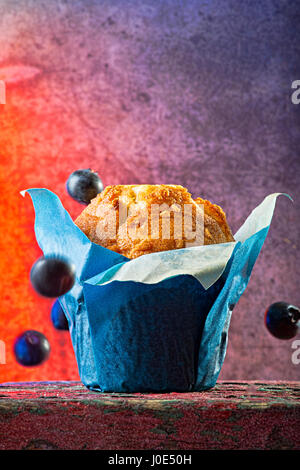 Blueberry Muffin mit fallenden Heidelbeeren Stockfoto