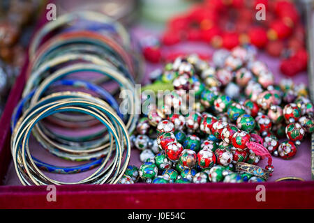 Bunte Schmuck auf dem Markt - Beads und Armbänder Stockfoto