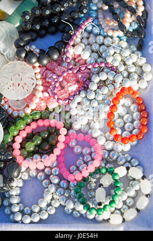 Bunte Schmuck auf dem Markt - Beads und Armbänder Stockfoto