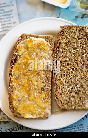 Mischbrot mit orange marmelade Stockfoto