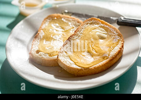 Brot mit Butter und Honig Stockfoto