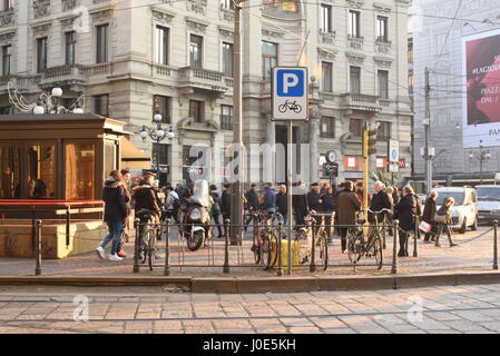 belebten Straßenecke in Mailand in der Abend-Sonne Stockfoto