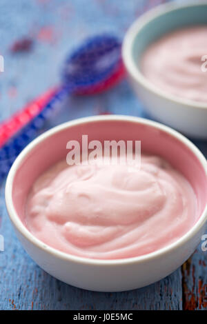 Kirsch Joghurt in Schüssel Stockfoto