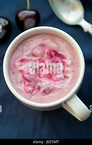 Kirsch Joghurt in Schüssel Stockfoto