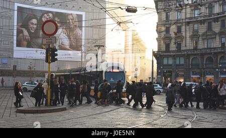 belebten Straßenecke in Mailand in der Abend-Sonne Stockfoto