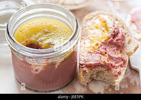 Huhn Leberpastete mit frischem Brot Stockfoto