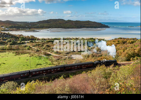 Die Lancashire Fusilier Schwarz fünf Dampflokomotive schleppen jakobitischen trainieren auf der West Highland Railway von Fort William nach Mallaig. Stockfoto