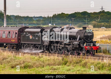 Dampf Lok Schwarz fünf 44392 mit Geschwindigkeit bei Winwick schleppen die Lune River Trust Exkursion abgebildet. Stockfoto