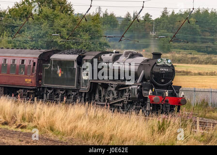 Dampf Lok Schwarz fünf 44392 mit Geschwindigkeit bei Winwick schleppen die Lune River Trust Exkursion abgebildet. Stockfoto