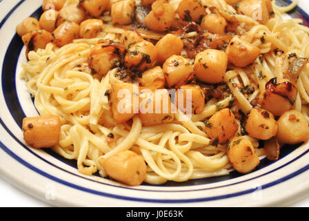 Brauner Butter Jakobsmuscheln mit Pasta Stockfoto