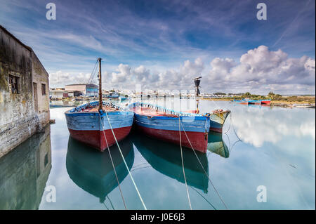 Angelboote/Fischerboote zum Thunfischfang durch eine alte phönizische Kunst des Fischens "Almadraba" genannt. Barbate, Cadiz, Spanien. Stockfoto