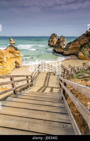 Blick von der Strand Dona Ana vom oberen Rand der Holztreppe, die zum Strand führen. Lagos, Algarve, Portugal. Stockfoto