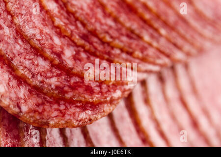 niedrigen Winkel Seite Ansicht Detail geräucherte Salami Wurst Scheiben Textur selektiven Fokus Stockfoto