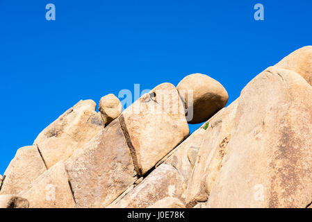 Felsformationen an der entlang der Skull Rock Trail. Joshua Tree Nationalpark, Kalifornien, USA. Stockfoto
