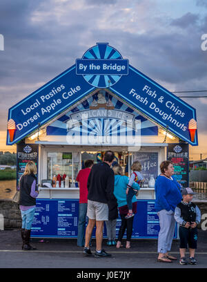 Lebensmittel-Kiosk in West Bay, Dorset, England, UK Stockfoto