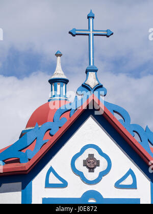 Detail aus der Nossa Senhora Monte Kapelle. Ein Kreuz, eine Kuppel und einem Turm schmücken diese kleine Kapelle hoch über der Stadt von Agua De Pau. Rua Do Pico Stockfoto
