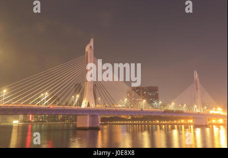 Donghu Brücke Fluss Nacht Stadtbild in Guangzhou China. Stockfoto