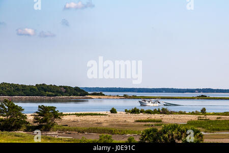Ein Garnelen-Boot Schleppnetze an der Mündung des Savannah River in der Nähe des Atlantischen Ozeans. Stockfoto