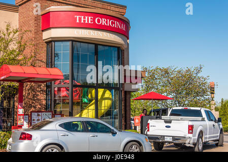 Mit Drive-through Traffic Umhüllung des Gebäudes liefert Olivenzweig, Mississippi beliebte Chick-Fil-A-Restaurant gutes Essen mit schnellem Service. Stockfoto