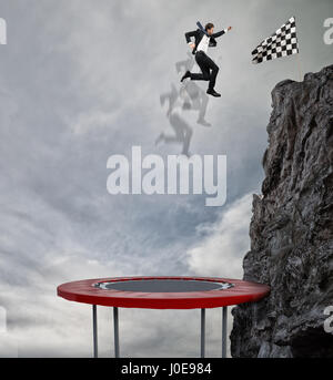 Geschäftsmann springen auf einem Trampolin auf die Fahne zu erreichen. Geschäftsziel erreichen und schwierigen beruflichen Konzept Stockfoto